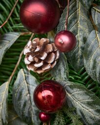 Dibor Waverley Red Bauble Christmas Decoration Swag in Green - thumbnail 3