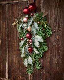 Dibor Waverley Red Bauble Christmas Decoration Swag in Green - thumbnail 2