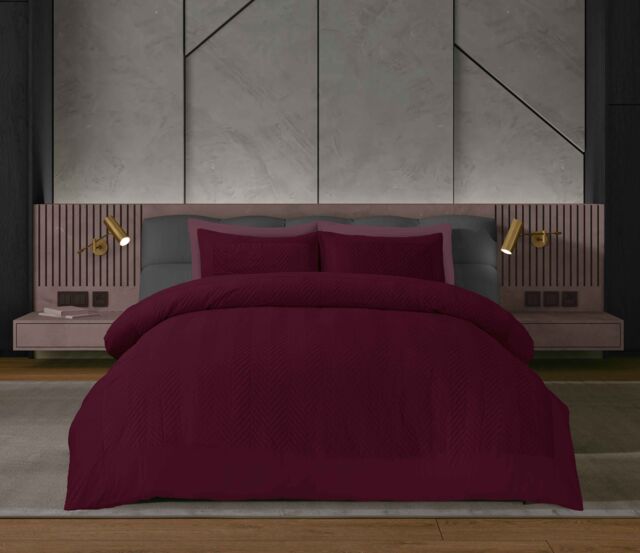 GAVENO CAVAILIA Signature Winslow Duvet Cover Set in Burgundy - Size: King