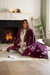 Deyongs Hounds Heated Throw - 140x180cm Cosy Blanket - 1846 in Burgundy - Size: 140 cm x 180 cm