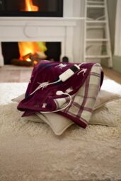 Deyongs Hounds Heated Throw - 140x180cm Cosy Blanket - 1846 in Burgundy - Size: 140 cm x 180 cm - thumbnail 2