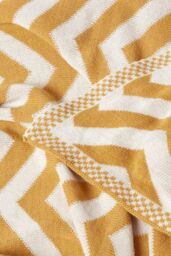 Homescapes Cotton Knitted Geometric Throw in Mustard - Size: 130 cm x 170 cm - thumbnail 5
