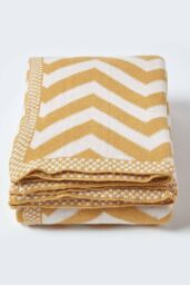 Homescapes Cotton Knitted Geometric Throw in Mustard - Size: 130 cm x 170 cm - thumbnail 2