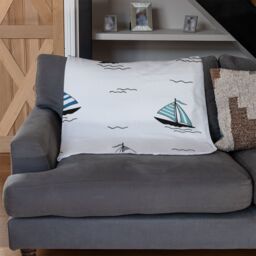Benjamin Tate Design Red & Blue Sailboats Blanket in Natural - Size: 120 cm x 150 cm - thumbnail 2