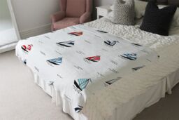 Benjamin Tate Design Red & Blue Sailboats Blanket in Natural - Size: 120 cm x 150 cm - thumbnail 3