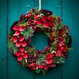 Dibor 30cm Cluster Berries Christmas Wreath with Deer Wreath Hanger in Red - thumbnail 2