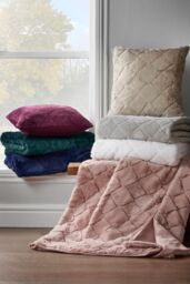 Catherine Lansfield 'Cosy Diamond' Blanket Throw in Natural - Size: 130 cm x 170 cm - thumbnail 3