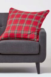 Homescapes Cotton Tartan Cushion Cover in Red - Size: 60 cm x 60 cm - thumbnail 2