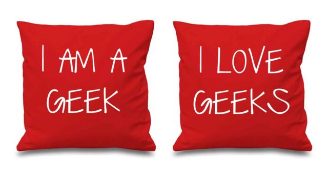 60 SECOND MAKEOVER I Am A Geek I Love Geeks Cushion Covers in Red - Size: 40 cm x 40 cm