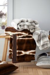 Catherine Lansfield 'Flint' Cosy Faux Fur Blanket Throw in Silver - Size: 130 cm x 170 cm - thumbnail 5