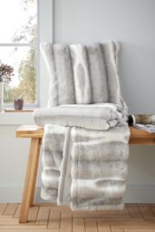 Catherine Lansfield 'Flint' Cosy Faux Fur Blanket Throw in Silver - Size: 130 cm x 170 cm - thumbnail 4