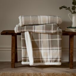 Wylder Nature Braemar Sherpa Tartan Fleece Throw in Beige - Size: 140 cm x 180 cm - thumbnail 1