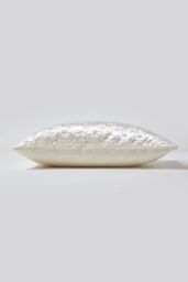 Homescapes Crushed Velvet Cushion Cover in Cream - Size: 30 cm x 50 cm - thumbnail 2