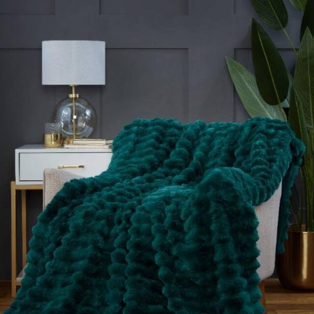 Rapport Home Chunky Ribbed Soft & Cozy Fur Throw (150x200 cm) in Green - Size: 150 cm × 200 cm - image 1