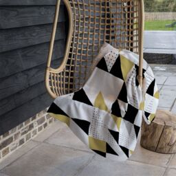 Benjamin Tate Design Gold & Black Geometric Triangles Blanket in Natural - Size: 120 cm x 150 cm - thumbnail 4