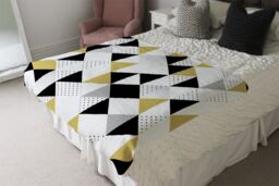 Benjamin Tate Design Gold & Black Geometric Triangles Blanket in Natural - Size: 120 cm x 150 cm - thumbnail 3