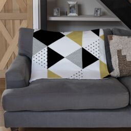 Benjamin Tate Design Gold & Black Geometric Triangles Blanket in Natural - Size: 120 cm x 150 cm - thumbnail 2
