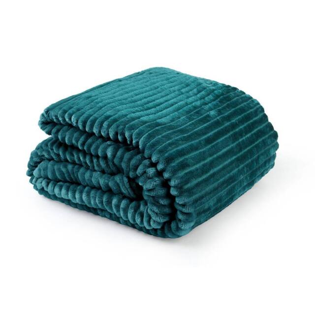 New Edge Blinds Dahlia Fleece Throw in Emerald - Size: 140 cm x 180 cm - image 1