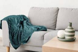 New Edge Blinds Dahlia Fleece Throw in Emerald - Size: 140 cm x 180 cm - thumbnail 3