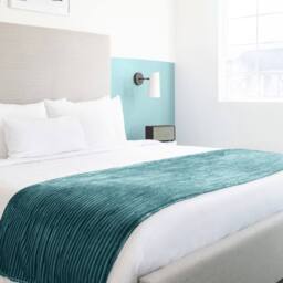 New Edge Blinds Dahlia Fleece Throw in Emerald - Size: 140 cm x 180 cm - thumbnail 2