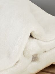 Catherine Lansfield 'Extra Large Raschel Velvet Touch' Blanket Throw in Cream - Size: 200 cm x 240 cm - thumbnail 3