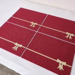 Melody Maison Set Of 4 Dark Red Rectangular Felt Placemat With Champagne Gold Bow - thumbnail 5
