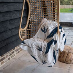 Benjamin Tate Design White Flowers Blanket in Natural - Size: 120 cm x 150 cm - thumbnail 4