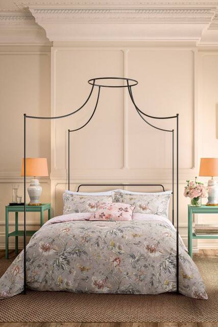 English Heritage 'Suffolk Garden' Cotton Duvet Cover Set - Size: King - image 1