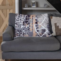 Benjamin Tate Design Grunged Print Blanket in Natural - Size: 120 cm x 150 cm - thumbnail 2