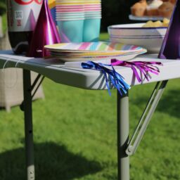 Harbour Housewares Height Adjustable Folding Camping Picnic Table & Chair Set - 120cm (4ft) - White - thumbnail 6