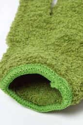 Homescapes Microfibre Dusting Gloves for Artificial Plants, Green - thumbnail 4