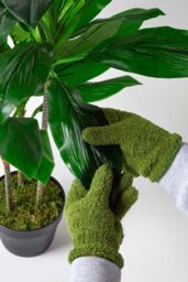 Homescapes Microfibre Dusting Gloves for Artificial Plants, Green - thumbnail 5