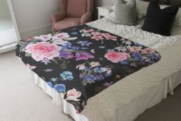 Benjamin Tate Design Bright Pink Flowers On Black Blanket in Natural - Size: 120 cm x 150 cm - thumbnail 3