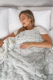 OHS Fluffy Fleece Sensory Sleep Therapy Weighted Blanket 150 x 200 cm 8kg in Silver - Size: 150 cm x 200 cm - thumbnail 4