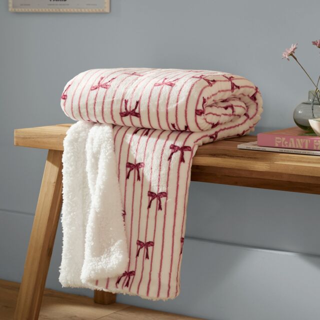 Furn Noortje Bows Sherpa Fleece Throw in Pink - Size: 130 cm x 180 cm - image 1