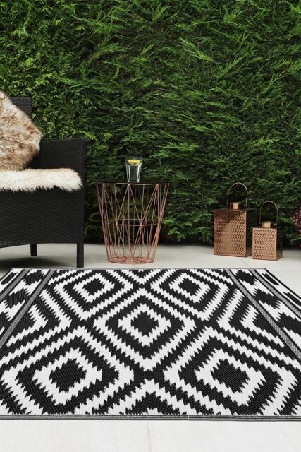 JVL Lightweight Reversible Plastic Woven Outdoor Rug 133x190cm Aztec in Black - Size: 133 cm x 190 cm - image 1