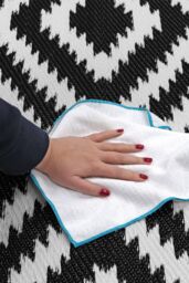 JVL Lightweight Reversible Plastic Woven Outdoor Rug 133x190cm Aztec in Black - Size: 133 cm x 190 cm - thumbnail 3