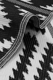 JVL Lightweight Reversible Plastic Woven Outdoor Rug 133x190cm Aztec in Black - Size: 133 cm x 190 cm - thumbnail 4