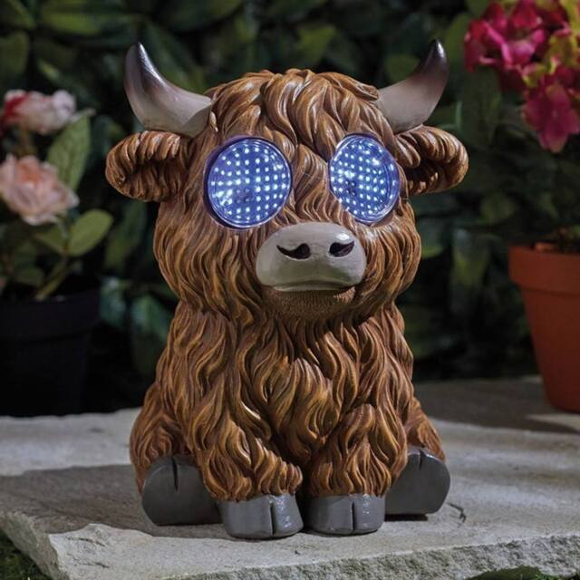 Marco Paul Solar Resin Solar Highland Cow Garden Ornament in Brown - Size: 20 cm - image 1