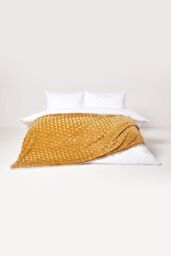 Homescapes Geometric Triangle Velvet Throw in Mustard - Size: 160 cm x 200 cm - thumbnail 3