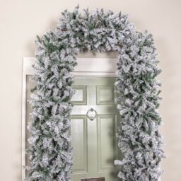 Samuel Alexander 8ft (2.52m) Slimline Single Door Artificial Snow Flocked Christmas Tree Arch in Green with 2000 Tips - thumbnail 3