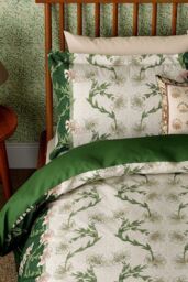 Morris & Co 'Scrolling Carnation' Cotton Duvet Cover Set in Green - Size: Super King - thumbnail 5