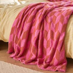 Furn Olsen Geometric Throw in Fuchsia - Size: 130 cm x 180 cm - thumbnail 1