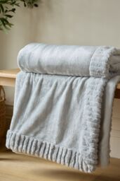 Catherine Lansfield 'Velvet & Faux Fur' Throw in Silver - Size: 150 cm x 200 cm