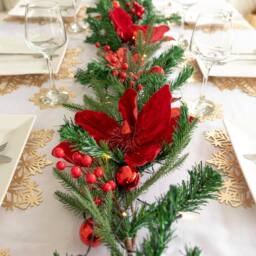 Marco Paul 9ft Pre Lit Christmas Garland With Lights Luxury Red Magnolia in Green - Size: 270 cm x 35 cm - thumbnail 5