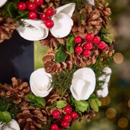 Dibor 36cm White Berries & Roses Christmas Wreath with Tree Wreath Hanger in Red - thumbnail 3