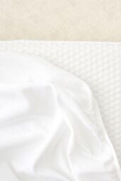 The Tiny Bed Company Waterproof Fitted Mattress Protector to fit Maxi-Cosi Iora - 80 x 50cm in White - Size: Crib - thumbnail 3