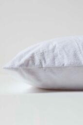 Homescapes Terry Towelling Waterproof Pillow Protectors 60 x 60 cm, Pack of 4 in White - Size: 60 x 60 cm - thumbnail 3