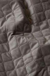 Homescapes Diamond Quilted Velvet Throw in Grey - Size: 150 cm x 200 cm - thumbnail 4