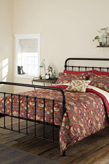 Morris & Co 'Strawberry Thief' Cotton Cover Set in Red - Size: King - image 1